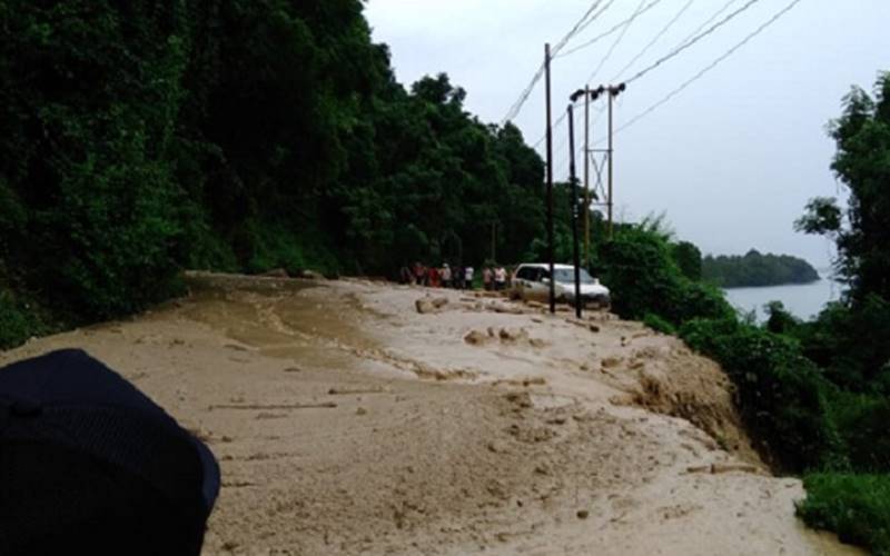 Satu unit mobil terperangkap longsor di Desa Palasa, Parigi Moutong, Sulteng. Longsor di Jalan Trans Sulawesi itu membuat akses Gorontalo - Palu tidak bisa dilalui. (Foto Istimewa)