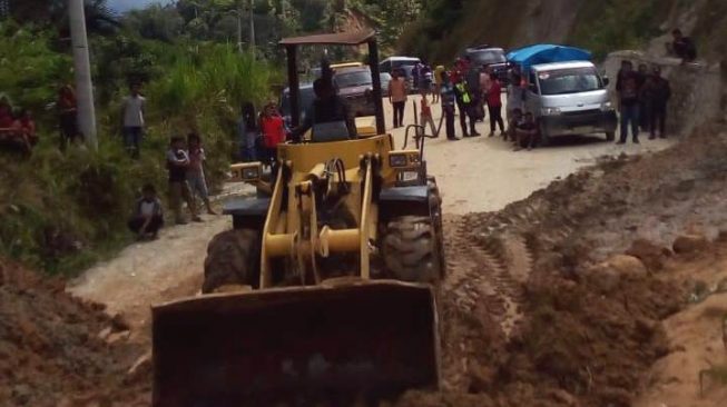 Bencana alam tanah longsor yang menutup badan jalan sepanjang 30 meter di Jalan Poros Mambi - Aralle tepatnya di Takurimbi, Desa Bujungmanurung, Kecamatan Mambi, Kabupaten Mamasa, Sulbar. (Jo Alexander/Trans89.com)